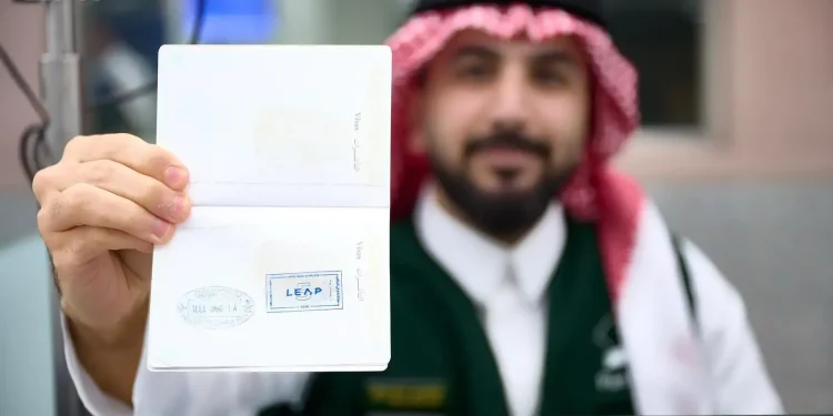 الجوازات تطلق ختماً خاصاً بمعرض «ليب 2026» في مطارات المملكة