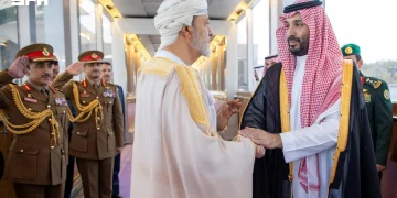 ولي العهد يودّع سلطان عُمان في مطار الملك عبدالعزيز الدولي بجدة