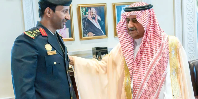 أمير تبوك يقلّد قائد قوة أمن البحر الأحمر رتبته الجديدة
