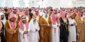 نائب أمير الرياض يؤدي صلاة الميت على الشيخ سعد آل فريان