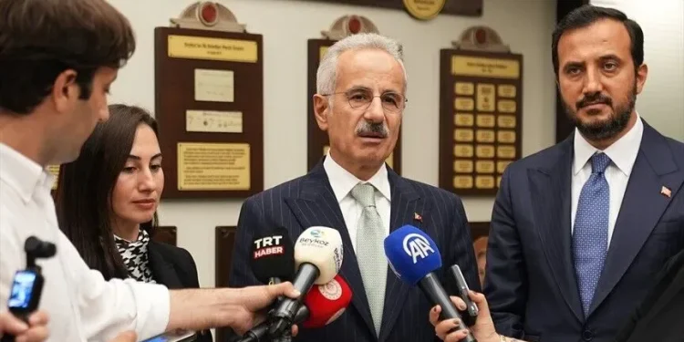 فرق الغوص تبحث عن 10 مفقودين في سفينة غرقت قبالة إسطنبول