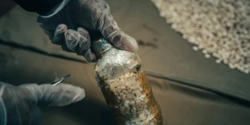 جمرك مطار الملك فهد الدولي بالدمام يُحبط محاولة تهريب أكثر من 18 ألف حبة من مادة «الأمفيتامين» المخدِّر