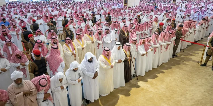 نائب أمير الرياض يؤدي صلاة الميت على نايف الدويش في جامع الراجحي