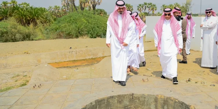 نائب أمير جازان يزور «العين الحارة» بالعارضة ويستعرض فرص تطويرها سياحياً