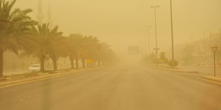 رياح نشطة تعصف بسواحل تبوك وتحذير من الأرصاد