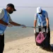 أكاديمية أمن الحدود تنظّف شاطئ العقير في مبادرة بيئية تطوعية