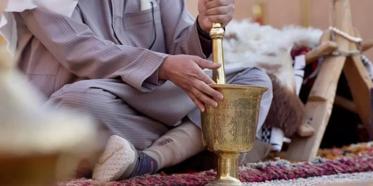 أدوات القهوة السعودية التراثية: رحلة من المحماسة إلى الدلّة