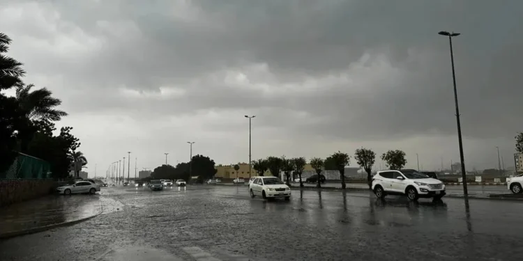 أمطار غزيرة وسيول تضرب جازان وتحذيرات من الأرصاد