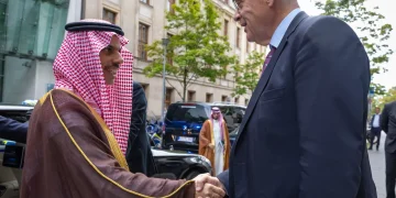 وزير الخارجية يلتقي برلمانيين ألمان في برلين
