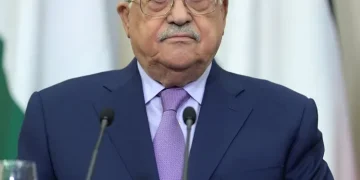 عباس يدين الاعتداءات على المملكة ويؤكد تضامن فلسطين معها