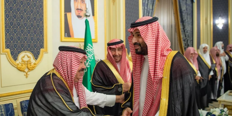 ولي العهد يستقبل الأمراء والعلماء وجمعًا من المواطنين في قصر السلام بجدة