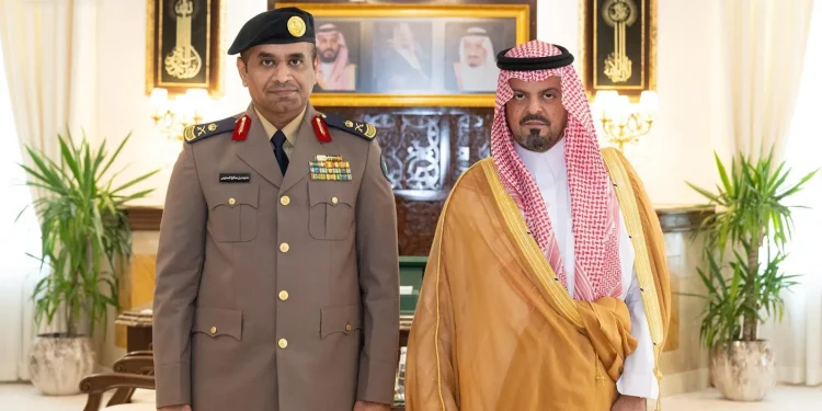 نائب أمير مكة المكرمة يقلّد مدير الدفاع المدني بالعاصمة المقدسة رتبته الجديدة