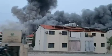 إصابة شخصين في غارة إسرائيلية على النبطية وتصعيد واسع جنوبي لبنان