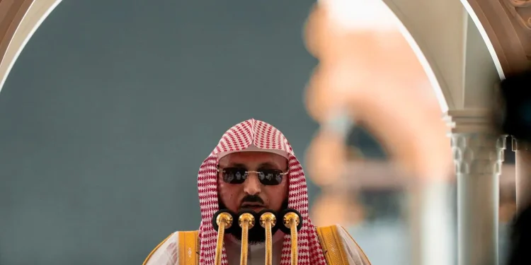إمام المسجد الحرام: التمسك بالكتاب والسنة من أسباب الهداية والثبات