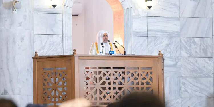 أمين عام رابطة العالم الإسلامي يُلقي خطبة الجمعة ويؤمّ المصلين في الجامع الكبير بالعاصمة الصومالية