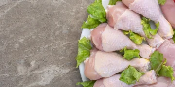 هل يسبب الدجاج غير مكتمل الطهي الشلل؟ “الصحة” تكشف الحقيقة وتحذر من العدوى