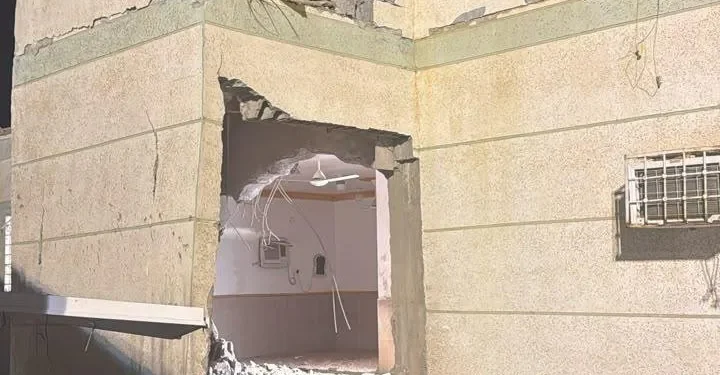 الدفاع المدني: سقوط مقذوف في محافظة الطوال بمنطقة جازان نتج عنه إصابتان وأضرار مادية في مسجد وعدد من المباني والمركبات