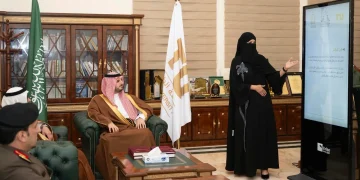 محافظ الطائف يزور مركز تاريخ الطائف ويُشيد بجهود توثيق الإرث الحضاري
