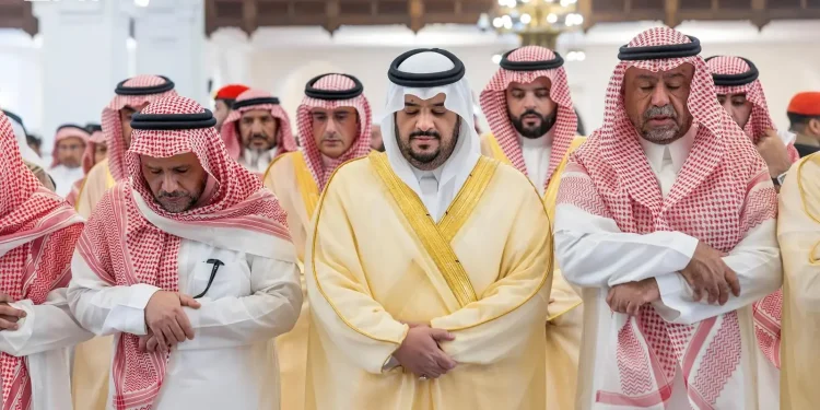 نائب أمير الرياض يؤدي صلاة الميت على الأمير عبدالله بن إبراهيم آل سعود