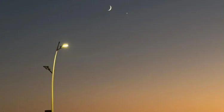 هلال القمر المتزايد يقترن بالزهرة في سماء المملكة
