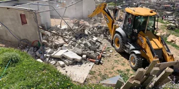 الاحتلال يهدم منزلين ويجرف أراضي في القدس المحتلة