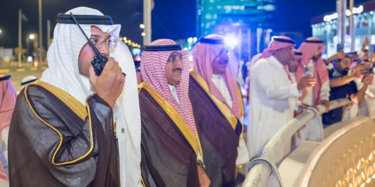 محافظ الأحساء يدشّن تقاطع طريق الملك عبدالله مع طريق الرياض قبل موعده بستة أشهر