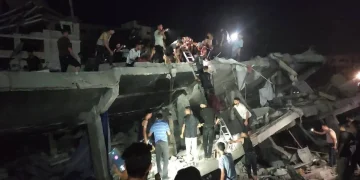 ارتفاع عدد شهداء انهيار عمارة سكنية غربي غزة إلى 12 و100 مفقود