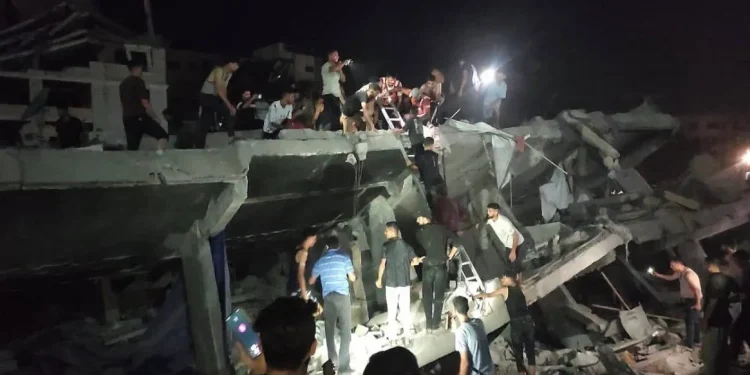 ارتفاع عدد شهداء انهيار عمارة سكنية غربي غزة إلى 12 و100 مفقود
