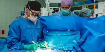 إنجاز طبي غير مسبوق: «التخصصي» ينجح في علاج طفلين بقلب متبرع واحد بالشرق الأوسط وأوروبا