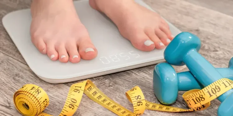 لماذا يتغير وزنك عدة مرات في اليوم؟ 5 أسباب مفاجئة لا تعني زيادة الدهون