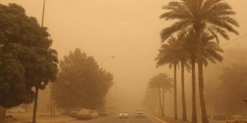 رياح نشطة وارتفاع أمواج على سواحل تبوك حتى المساء
