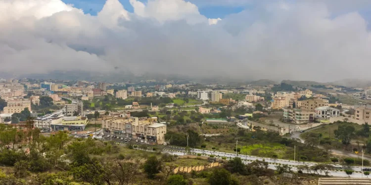 الأرصاد: أمطار متوسطة وغزيرة ورياح شديدة وصواعق رعدية على الباحة
