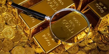الذهب يتراجع متأثرًا بالتطورات الجيوسياسية في الأسواق العالمية