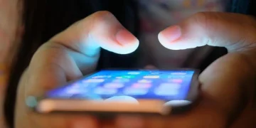 دراسة: استخدام مواقع التواصل لا يتنبأ بتغير مستوى السعادة لدى البالغين