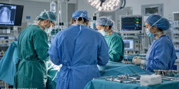 لماذا يرتدي الجراحون الأخضر والأزرق بدلًا من الأبيض؟