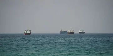 مقذوفات مجهولة تضرب ناقلة غاز في مضيق هرمز وسط تصاعد الحوادث البحرية
