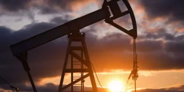 أسعار النفط ترتفع بأكثر من 1% مع استقرار السوق