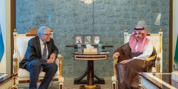 فيصل بن فرحان يلتقي بيل غيتس ويبحثان فرص التعاون في الابتكار والتقنيات الحديثة