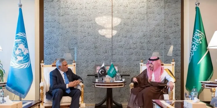 فيصل بن فرحان وإسحاق دار يبحثان مستجدات المنطقة ويوقعان اتفاقية للإعفاء من تأشيرات الإقامة القصيرة