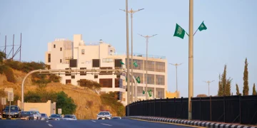 أمانة عسير تُركّب 21 ألف علم وتُهيّئ 671 حديقة استعداداً لليوم الوطني