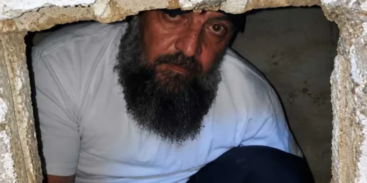 13 عامًا خلف جدار وثلاجة خوفًا من نظام الأسد.. سوري يختبئ وأبناؤه يعتقدون أنه مات