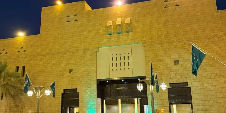 بالصور.. الزوار يتوافدون إلى قصر الحكم في جولة استثنائية احتفاءً باليوم الوطني