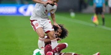 قطر يعبر البحرين بهدفين في خليجي 27