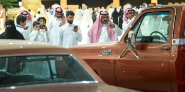 زوار «معرض الصقور والصيد» يقترحون اسمًا لسيارة جديدة تُكشف في ملهم