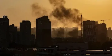 8 قتلى في غارات روسية تشمل كييف.. وزيلينسكي يكشف حجم الهجمات
