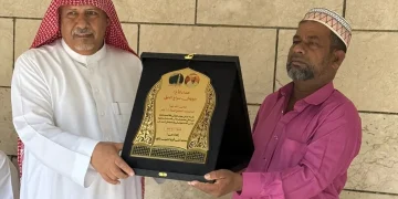 أهالي قرية الجبيل بثقيف يكرمون عاملاً بنجلاديشياً أمضى 25 عاماً في خدمة مسجدهم