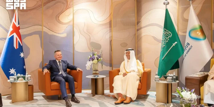 “عبدالعزيز بن سلمان” يبحث مع وزير الطاقة الأسترالي التعاون المناخي واستعدادات «COP31» ومشروعات الطاقة المتجددة