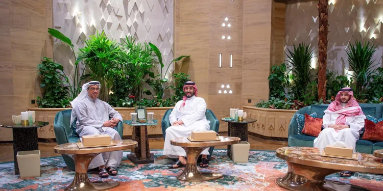 ولي العهد يلتقي الشيخ منصور بن زايد آل نهيان