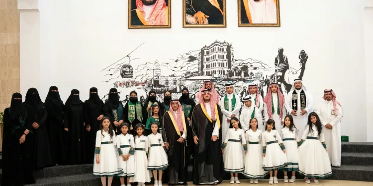 محافظ الطائف يستقبل وفداً طلابياً مهنئاً باليوم الوطني
