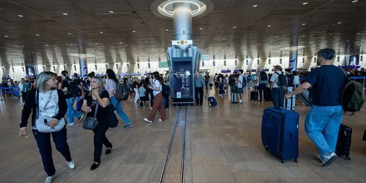 إسرائيل تلغي هجرة ناشطين يهوديين بريطاني وأمريكية بعد نشاطهما لحماية الفلسطينيين في الضفة